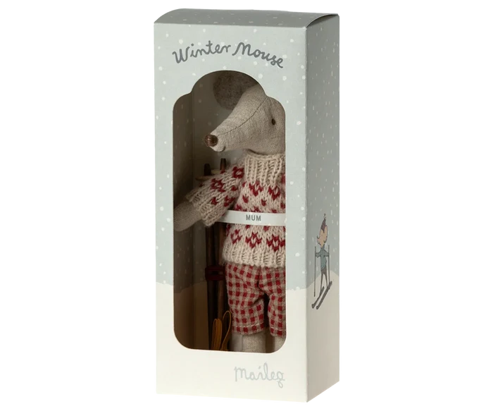 Maileg Winter Mouse Ski Mum — close-up of doll displayed inside the Winter Mouse gift box, wearing a Fair Isle sweater and gingham pants with skis and poles